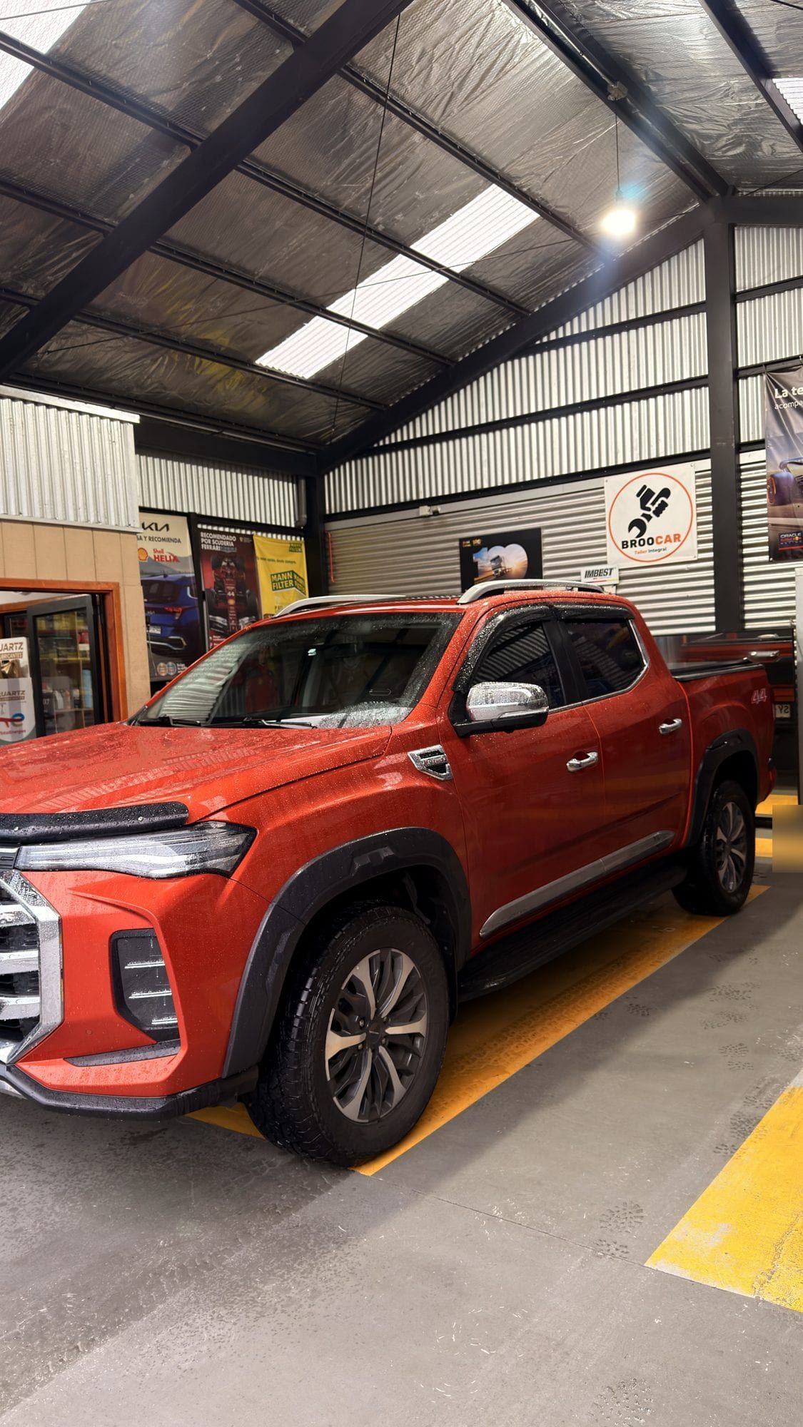 Camioneta 4x4 naranja dentro del taller Broocar en Villarrica