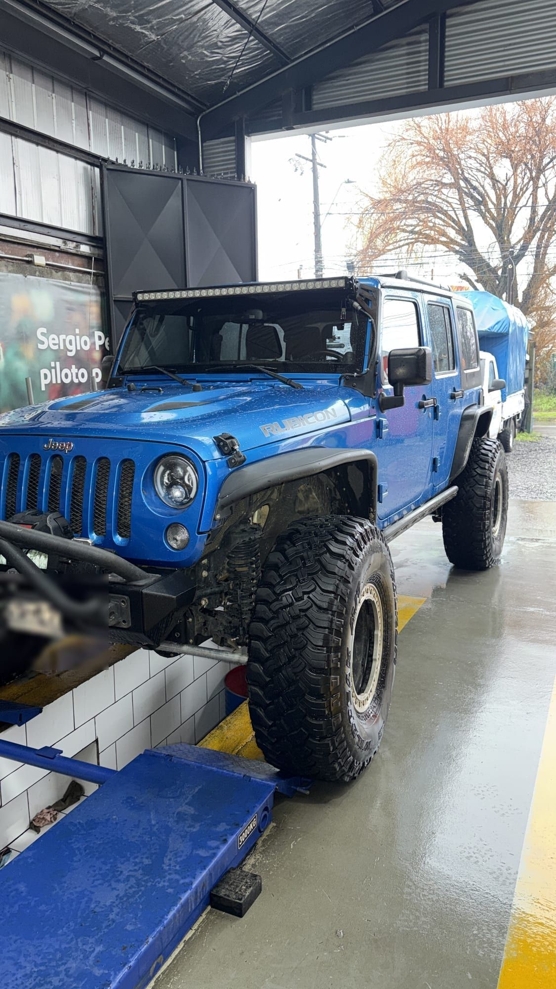 Jeep Wrangler levantado y equipado para off road en el taller Broocar